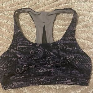 Lululemon sports bra size 6 - no padding in it, but there are room for inserts